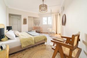ein Schlafzimmer mit einem Bett und einem Stuhl darin in der Unterkunft Nabeel Homes Boutique Hotel - G9 in Alexandria