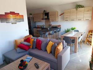 Kuchyň nebo kuchyňský kout v ubytování Mimizan Apt neuf 80m2 +terrasse 100m plage