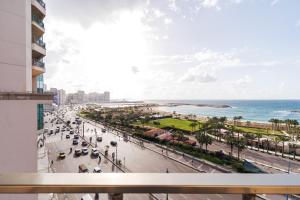 mit Blick auf eine Stadtstraße und das Meer in der Unterkunft Nabeel Homes Boutique Hotel - G9 in Alexandria