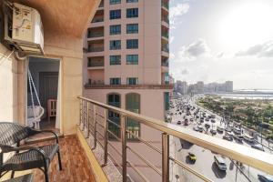 einen Balkon mit Stadtblick in der Unterkunft Nabeel Homes Boutique Hotel - G9 in Alexandria