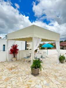 - un pavillon avec des chaises et un parasol sur la terrasse dans l'établissement Mediterranean Villa Old Town, à Vlorë