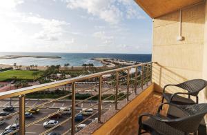 einen Balkon mit Stühlen und Meerblick in der Unterkunft Nabeel Homes Boutique Hotel - G9 in Alexandria