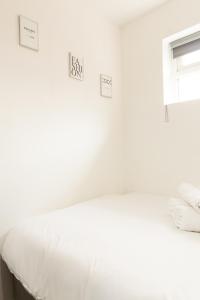 Tempat tidur dalam kamar di Cosy & Compact Apartment in Swinton