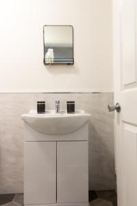 Um banheiro em Cosy & Compact Apartment in Swinton