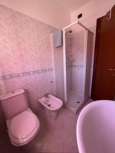 een badkamer met een toilet, een douche en een wastafel bij Sesta Terra in Aulla