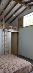 1 dormitorio con litera y escalera en Finca El Recreo, en Tomatas