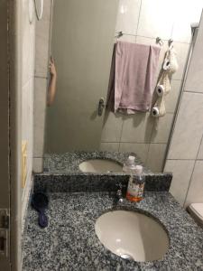een badkamer met 2 wastafels en een spiegel bij Apartamento rio verde in Rio Verde