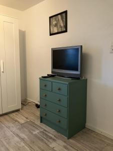 TV a/nebo společenská místnost v ubytování Harmonie Tiny House