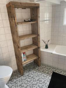 La salle de bains est pourvue de toilettes, d'un lavabo et d'une baignoire. dans l'établissement Skønt byhus midt i Marstal., à Marstal