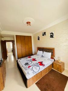 a bedroom with a bed with red roses on it at Achakar playa - piscine - wifi in Tangier