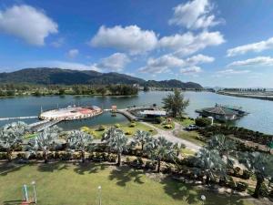 een luchtzicht op een jachthaven op een meer bij Jemhaus Marina View [Netflix & LG Water Purifier] in Lumut