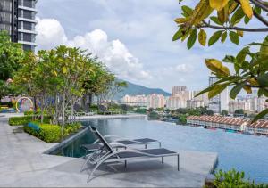Bazén v ubytování DD Condominium 2Bedroom Sea view Georgetown Penang nebo v jeho okolí