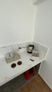 - un comptoir blanc avec une cuisinière dans la cuisine dans l'établissement Arica Home, à Lurín