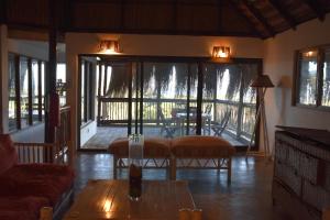 a living room with a couch and a table at Seven Heaven do Indico in Inhambane