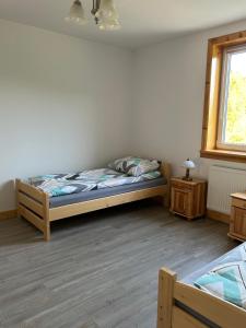 a bedroom with a bed and a window at Dom wypoczynkowy z widokiem na LUBAŃ in Ochotnica Dolna