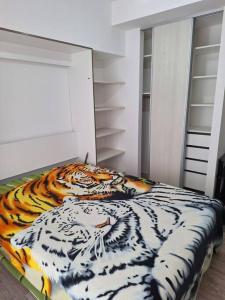 a bedroom with a tiger print bed in a room at Monoambiente con balcón in Buenos Aires