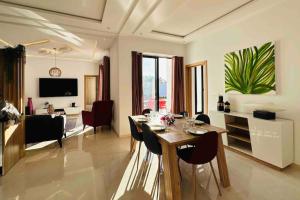 une salle à manger et un salon avec une table et des chaises dans l'établissement Villa Darline Maison Design Piscine chauffée, à Essaouira