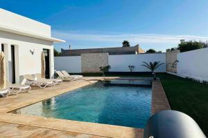 une piscine dans l'arrière-cour d'une maison dans l'établissement Villa Darline Maison Design Piscine chauffée, à Essaouira