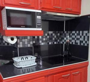 Kuchyň nebo kuchyňský kout v ubytování Gated Riverside Studio Apartment