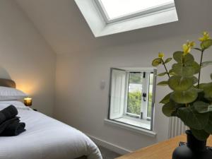 1 dormitorio con cama y ventana en Flour Mill House, en Dundee