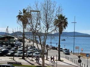 un parcheggio con auto parcheggiate accanto all'acqua di A due passi dal mare ad Alghero