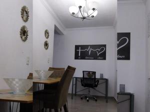 une salle à manger avec une table et un tableau noir sur le mur dans l'établissement PdLuz Casa Completo e Confortável, à São Paulo