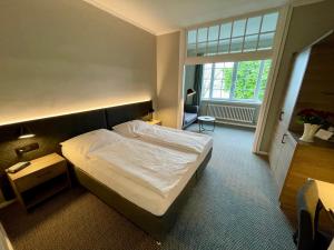 Postel nebo postele na pokoji v ubytování Kurhaus Hotel