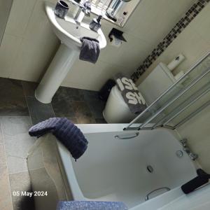 y baño con bañera y lavamanos. en Aldwych house, For Holidays, Contractors & Relocation, Free Parking & Wi-Fi en Preston