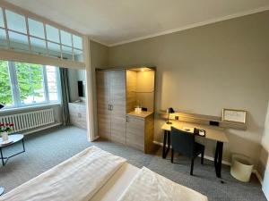 Postel nebo postele na pokoji v ubytování Kurhaus Hotel