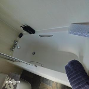 A bathroom at Aldwych house, For Holidays, Contractors & Relocation, Free Parking & Wi-Fi