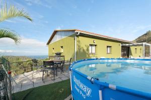 ein Haus mit einem großen Pool auf einem Balkon in der Unterkunft Comfort apartment Casa Lomo El Aire Acevino with outdoor pool in Tegueste