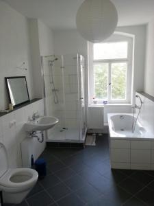 ein Badezimmer mit einem WC, einer Badewanne und einem Waschbecken in der Unterkunft Am Zeißigwald in Chemnitz