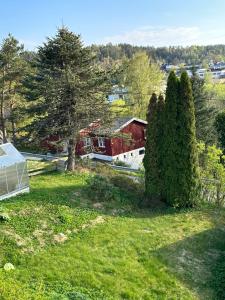 una vista aérea de un patio con una casa y árboles en Near Sandefjord AirPort and walking distance to City center, en Sandefjord
