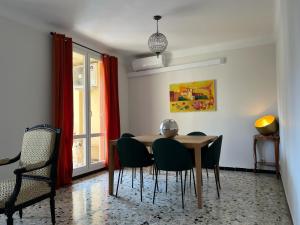 Posezení v ubytování Résidence Libertà - T4 spacieux, calme, lumineux, centre ville, loggia et balcon + 6 fotografií