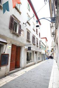an empty street in an alley with buildings at City Center Modern Suite JAKAM in Koper