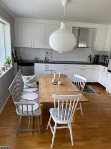 Kuchyň nebo kuchyňský kout v ubytování Ljus och fräsch lägenhet i Ljungskile