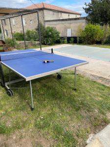 Stolní tenis v ubytování La Joannassiène, maison Ardéchoise de caractère nebo okolí
