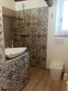 La salle de bains est pourvue d'un lavabo et de toilettes. dans l'établissement Casetta al Parione, à Bolsena