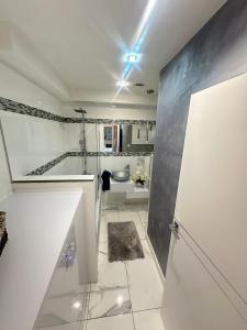uma cozinha com um frigorífico branco e piso em azulejo em Apartament w centrum em Świebodzin
