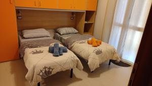 dos camas con animales de peluche en una habitación en Casa CALCUTTA - IUN Q3398, en Olmedo