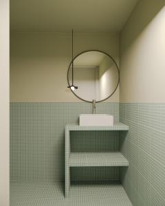 ein Bad mit einem Waschbecken und einem Spiegel in der Unterkunft Behappy Lodge & Brunch in Esmoriz