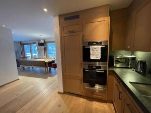 Kuchyň nebo kuchyňský kout v ubytování Elegant apartment in Flims close to Lake Caumasee