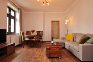 un salon avec un canapé et une table dans l'établissement Słoneczny Apartament przy Rynku, à Wrocław
