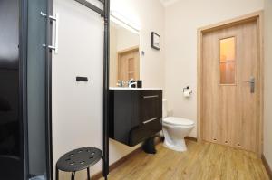 une salle de bains avec toilettes et lavabo dans l'établissement Słoneczny Apartament przy Rynku, à Wrocław