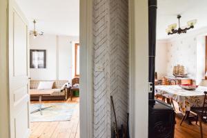 La Maison de Vacances de Colmar et son jardin في كولمار: غرفة معيشة مع جدار من الطوب