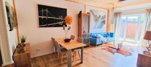 Habach的住宿－Das Fichtlgut Koppl，客厅配有桌子和蓝色沙发