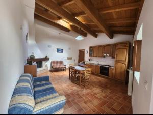 a living room with a couch and a kitchen at B&B Tussillo in Tussillo