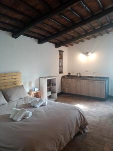 - une chambre avec un grand lit et un lavabo dans l'établissement Casetta al Parione, à Bolsena