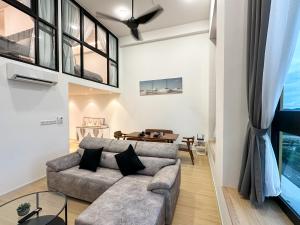 Χώρος καθιστικού στο Sunway Grid Loft Suite by Nest Home【Olympic Size Pool】