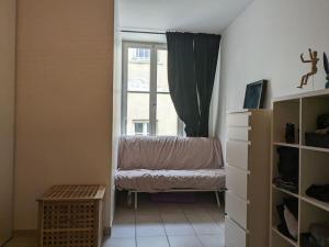ein Wohnzimmer mit einem Sofa und einem Fenster in der Unterkunft Mirador T2 ensoleillé place des Terreaux vue Fourvière in Lyon